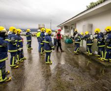 Turma com integrantes da Unidade Administrativa de Segurança Portuária participou de 40 horas de curso de combate a incêndios e primeiros socorros para atuação no Porto de Paranaguá.