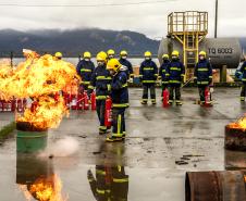 Turma com integrantes da Unidade Administrativa de Segurança Portuária participou de 40 horas de curso de combate a incêndios e primeiros socorros para atuação no Porto de Paranaguá.