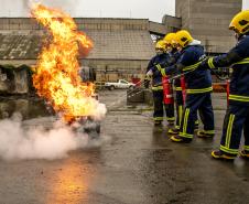 Turma com integrantes da Unidade Administrativa de Segurança Portuária participou de 40 horas de curso de combate a incêndios e primeiros socorros para atuação no Porto de Paranaguá.