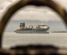 Draga que realiza obras em Santa Catarina abastece no Porto de Paranaguá