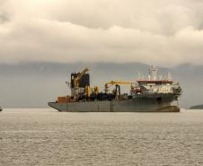 Draga que realiza obras em Santa Catarina abastece no Porto de Paranaguá