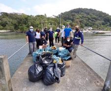 Ação na Baía de Paranaguá faz parte da Semana do Voluntariado do Governo do Estado 