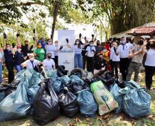 Ação na Baía de Paranaguá faz parte da Semana do Voluntariado do Governo do Estado 