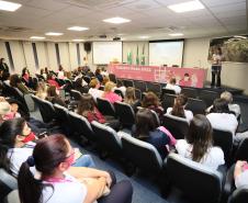 oram três dias intensos de programação da Portos do Paraná para marcar o Outubro Rosa. De segunda a quarta-feira (4 a 6), por quase duas horas durante as tardes, 150 mulheres, trabalhadoras dos portos, se reuniram para falar da saúde e de autocuidado.