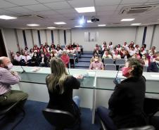 oram três dias intensos de programação da Portos do Paraná para marcar o Outubro Rosa. De segunda a quarta-feira (4 a 6), por quase duas horas durante as tardes, 150 mulheres, trabalhadoras dos portos, se reuniram para falar da saúde e de autocuidado.