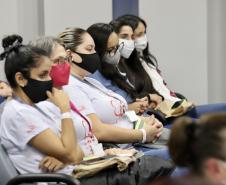 oram três dias intensos de programação da Portos do Paraná para marcar o Outubro Rosa. De segunda a quarta-feira (4 a 6), por quase duas horas durante as tardes, 150 mulheres, trabalhadoras dos portos, se reuniram para falar da saúde e de autocuidado.