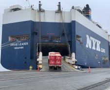 Madeira é embarcada em porão de navio destinado a cargas rolantes no Porto de Paranaguá