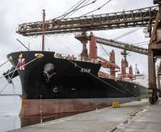 No Corredor de Exportação Leste do Porto de Paranaguá (Corex), duas operações em andamento chamam a atenção por fugirem da rotina do complexo portuário, pelo tipo de produto e modalidade de transporte adotado. A primeira pelo embarque de trigo para navegação interior (cabotagem). Outra, pelo sentido da carga e pela produtividade: 11 mil toneladas de milho de importação foram descarregadas em 24 horas.