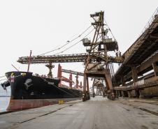 No Corredor de Exportação Leste do Porto de Paranaguá (Corex), duas operações em andamento chamam a atenção por fugirem da rotina do complexo portuário, pelo tipo de produto e modalidade de transporte adotado. A primeira pelo embarque de trigo para navegação interior (cabotagem). Outra, pelo sentido da carga e pela produtividade: 11 mil toneladas de milho de importação foram descarregadas em 24 horas.