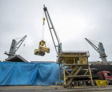 No Corredor de Exportação Leste do Porto de Paranaguá (Corex), duas operações em andamento chamam a atenção por fugirem da rotina do complexo portuário, pelo tipo de produto e modalidade de transporte adotado. A primeira pelo embarque de trigo para navegação interior (cabotagem). Outra, pelo sentido da carga e pela produtividade: 11 mil toneladas de milho de importação foram descarregadas em 24 horas.