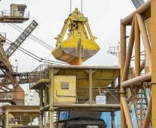 No Corredor de Exportação Leste do Porto de Paranaguá (Corex), duas operações em andamento chamam a atenção por fugirem da rotina do complexo portuário, pelo tipo de produto e modalidade de transporte adotado. A primeira pelo embarque de trigo para navegação interior (cabotagem). Outra, pelo sentido da carga e pela produtividade: 11 mil toneladas de milho de importação foram descarregadas em 24 horas.
