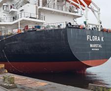 No Corredor de Exportação Leste do Porto de Paranaguá (Corex), duas operações em andamento chamam a atenção por fugirem da rotina do complexo portuário, pelo tipo de produto e modalidade de transporte adotado. A primeira pelo embarque de trigo para navegação interior (cabotagem). Outra, pelo sentido da carga e pela produtividade: 11 mil toneladas de milho de importação foram descarregadas em 24 horas.