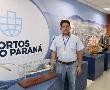 Desta quarta-feira (17) até a semana que antecede o Natal, maquetes de embarcações feitas por artesãos locais enfeitam o hall, na entrada do Palácio Taguaré, em Paranaguá. Na sede administrativa da Portos do Paraná, o trabalho de Chimene dos Santos e Pedro Dario Pereira Neto, que representa a atividade portuária, está exposto para colaboradores da empresa pública e visitantes.