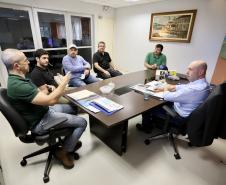 No berço 202 do Porto de Paranaguá, o navio Lady Lilly recebe uma carga inédita de gergelim em sacas. O produto nacional, que segue para exportação, é estivado direto nos cinco porões da embarcação. Em média, cada espaço vai levar cerca de 4 mil toneladas da semente, totalizando um embarque de 20 mil toneladas que têm como destino a Guatemala.