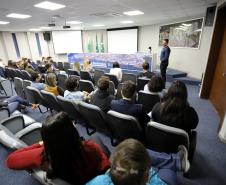 Importância dos portos e dos trabalhadores portuários do Paraná é tema de palestra a estudantes 