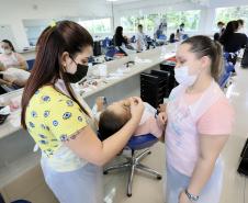 O primeiro curso ministrado gratuitamente foi de técnicas de comunicação, finalizado em outubro com cerca de 25 jovens formados. Na semana passada, teve início o de maquiagem, com 12 alunos na primeira turma.