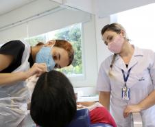 O primeiro curso ministrado gratuitamente foi de técnicas de comunicação, finalizado em outubro com cerca de 25 jovens formados. Na semana passada, teve início o de maquiagem, com 12 alunos na primeira turma.