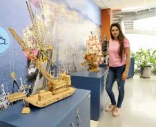 Desta quarta-feira (17) até a semana que antecede o Natal, maquetes de embarcações feitas por artesãos locais enfeitam o hall, na entrada do Palácio Taguaré, em Paranaguá. Na sede administrativa da Portos do Paraná, o trabalho de Chimene dos Santos e Pedro Dario Pereira Neto, que representa a atividade portuária, está exposto para colaboradores da empresa pública e visitantes.