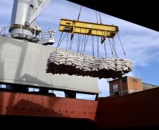 No berço 202 do Porto de Paranaguá, o navio Lady Lilly recebe uma carga inédita de gergelim em sacas. O produto nacional, que segue para exportação, é estivado direto nos cinco porões da embarcação. Em média, cada espaço vai levar cerca de 4 mil toneladas da semente, totalizando um embarque de 20 mil toneladas que têm como destino a Guatemala.