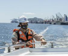 Ação é realizada 24 horas. O objetivo da ronda é fiscalizar embarcações clandestinas que estejam próximas ao cais durante as operações de carregamento e descarga e passar orientações aos tripulantes visando intensificar a segurança na área portuária. 