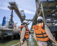 Ação é realizada 24 horas. O objetivo da ronda é fiscalizar embarcações clandestinas que estejam próximas ao cais durante as operações de carregamento e descarga e passar orientações aos tripulantes visando intensificar a segurança na área portuária. 