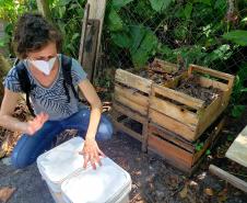A compostagem controlada não gera o transporte de resíduos orgânicos para aterros sanitários, diminuindo o volume de resíduos que chegam a esses locais.