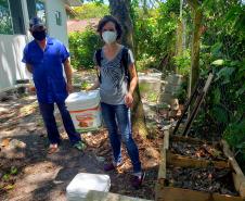 A compostagem controlada não gera o transporte de resíduos orgânicos para aterros sanitários, diminuindo o volume de resíduos que chegam a esses locais.