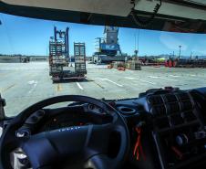 O Exército Brasileiro recebeu, na última terça-feira (30), seis novos caminhões da marca Tatra 8x8 com portadas IRB importados. Os veículos militares foram desembarcados na TCP - Terminal de Contêineres de Paranaguá, no Porto de Paranaguá. Fabricadas na República Tcheca, as viaturas foram embarcadas em porto alemão. Chegaram em Paranaguá em contêineres Flat Rack no navio Cap San Lorenzo.   