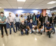 Um grupo de 16 engenheiros de diversas áreas, associados ao Instituto de Engenharia do Paraná (IEP), visitou o Porto de Paranaguá nesta quarta-feira (8). A atividade técnica integra a 27ª Semana de Engenharia da entidade e foi oportunidade para os profissionais conhecerem os projetos em desenvolvimento nos terminais portuários do Estado.