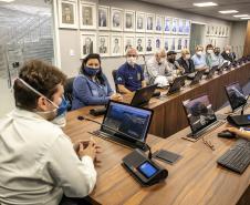 Um grupo de 16 engenheiros de diversas áreas, associados ao Instituto de Engenharia do Paraná (IEP), visitou o Porto de Paranaguá nesta quarta-feira (8). A atividade técnica integra a 27ª Semana de Engenharia da entidade e foi oportunidade para os profissionais conhecerem os projetos em desenvolvimento nos terminais portuários do Estado.