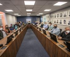 Um grupo de 16 engenheiros de diversas áreas, associados ao Instituto de Engenharia do Paraná (IEP), visitou o Porto de Paranaguá nesta quarta-feira (8). A atividade técnica integra a 27ª Semana de Engenharia da entidade e foi oportunidade para os profissionais conhecerem os projetos em desenvolvimento nos terminais portuários do Estado.