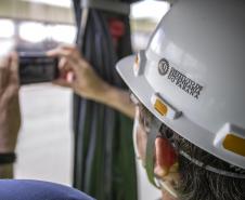 Um grupo de 16 engenheiros de diversas áreas, associados ao Instituto de Engenharia do Paraná (IEP), visitou o Porto de Paranaguá nesta quarta-feira (8). A atividade técnica integra a 27ª Semana de Engenharia da entidade e foi oportunidade para os profissionais conhecerem os projetos em desenvolvimento nos terminais portuários do Estado.
