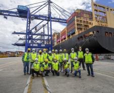 Um grupo de 16 engenheiros de diversas áreas, associados ao Instituto de Engenharia do Paraná (IEP), visitou o Porto de Paranaguá nesta quarta-feira (8). A atividade técnica integra a 27ª Semana de Engenharia da entidade e foi oportunidade para os profissionais conhecerem os projetos em desenvolvimento nos terminais portuários do Estado.