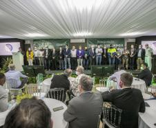 O Porto de Paranaguá começa a preparar sua estrutura para absorver a produção transportada pelo modal ferroviário, já tendo em vista o projeto da Nova Ferroeste. O governador Carlos Massa Ratinho Junior lançou nesta quinta-feira (9), em Paranaguá, no Litoral, o edital de licitação do projeto Cais Leste, também chamado de Moegão, que vai receber investimento de R$ 500 milhões. O lançamento ocorreu durante a solenidade de inauguração do novo terminal portuário da Coamo.