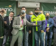 O Porto de Paranaguá começa a preparar sua estrutura para absorver a produção transportada pelo modal ferroviário, já tendo em vista o projeto da Nova Ferroeste. O governador Carlos Massa Ratinho Junior lançou nesta quinta-feira (9), em Paranaguá, no Litoral, o edital de licitação do projeto Cais Leste, também chamado de Moegão, que vai receber investimento de R$ 500 milhões. O lançamento ocorreu durante a solenidade de inauguração do novo terminal portuário da Coamo.