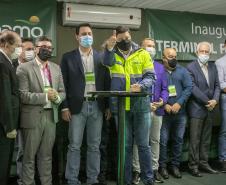 O Porto de Paranaguá começa a preparar sua estrutura para absorver a produção transportada pelo modal ferroviário, já tendo em vista o projeto da Nova Ferroeste. O governador Carlos Massa Ratinho Junior lançou nesta quinta-feira (9), em Paranaguá, no Litoral, o edital de licitação do projeto Cais Leste, também chamado de Moegão, que vai receber investimento de R$ 500 milhões. O lançamento ocorreu durante a solenidade de inauguração do novo terminal portuário da Coamo.