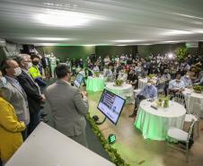 O Porto de Paranaguá começa a preparar sua estrutura para absorver a produção transportada pelo modal ferroviário, já tendo em vista o projeto da Nova Ferroeste. O governador Carlos Massa Ratinho Junior lançou nesta quinta-feira (9), em Paranaguá, no Litoral, o edital de licitação do projeto Cais Leste, também chamado de Moegão, que vai receber investimento de R$ 500 milhões. O lançamento ocorreu durante a solenidade de inauguração do novo terminal portuário da Coamo.