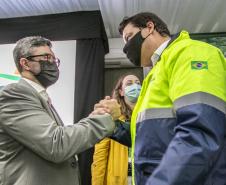 O Porto de Paranaguá começa a preparar sua estrutura para absorver a produção transportada pelo modal ferroviário, já tendo em vista o projeto da Nova Ferroeste. O governador Carlos Massa Ratinho Junior lançou nesta quinta-feira (9), em Paranaguá, no Litoral, o edital de licitação do projeto Cais Leste, também chamado de Moegão, que vai receber investimento de R$ 500 milhões. O lançamento ocorreu durante a solenidade de inauguração do novo terminal portuário da Coamo.