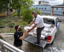 Com a mobilização da Coordenadoria da Ouvidoria, em contato com a coordenação do Comitê do Litoral do Estado da ONG Ação da Cidadania, a Portos do Paraná conseguiu angariar cem cestas básicas para atender quem precisa, em Paranaguá.