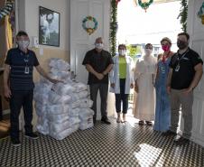 Com a mobilização da Coordenadoria da Ouvidoria, em contato com a coordenação do Comitê do Litoral do Estado da ONG Ação da Cidadania, a Portos do Paraná conseguiu angariar cem cestas básicas para atender quem precisa, em Paranaguá.