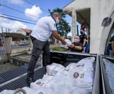 Com a mobilização da Coordenadoria da Ouvidoria, em contato com a coordenação do Comitê do Litoral do Estado da ONG Ação da Cidadania, a Portos do Paraná conseguiu angariar cem cestas básicas para atender quem precisa, em Paranaguá.