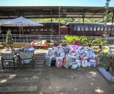 Em ação solidária de Natal, Portos do Paraná doa presentes e cestas básicas