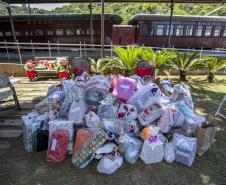 Em ação solidária de Natal, Portos do Paraná doa presentes e cestas básicas