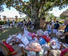 Em ação solidária de Natal, Portos do Paraná doa presentes e cestas básicas