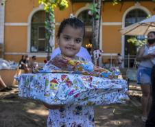 Em ação solidária de Natal, Portos do Paraná doa presentes e cestas básicas