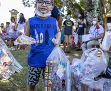 Em ação solidária de Natal, Portos do Paraná doa presentes e cestas básicas