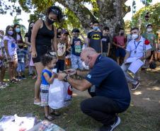 Em ação solidária de Natal, Portos do Paraná doa presentes e cestas básicas