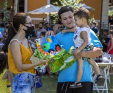 Em ação solidária de Natal, Portos do Paraná doa presentes e cestas básicas