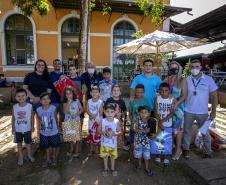 Em ação solidária de Natal, Portos do Paraná doa presentes e cestas básicas