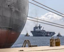 O Porto de Paranaguá (PR) é uma das paradas de duas embarcações da esquadra da Marinha Brasileira. A Fragata Independência (F-44) e Navio-Aeródromo Multipropósito “Atlântico” (A-140) chegaram nesta quinta-feira (20) e permanecem atracados no cais paranaense até a manhã da próxima segunda-feira (24). 